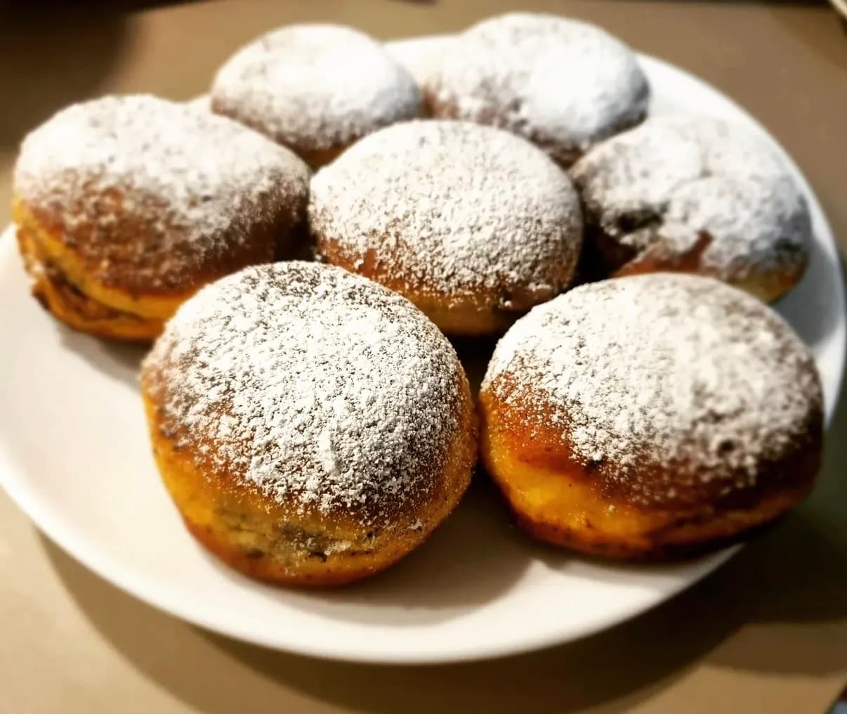 Beignets moelleux saupoudrés de sucre glace